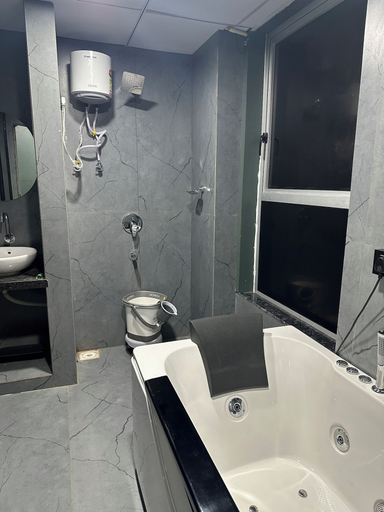 Bathroom 2, Hotel Victoria, Surat