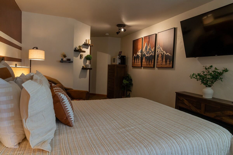 Alpenglow Three Bedroom Two Bath XL A16, Ouray