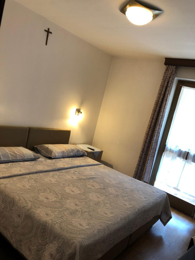 Bedroom 2, Hotel Nevada, Trento