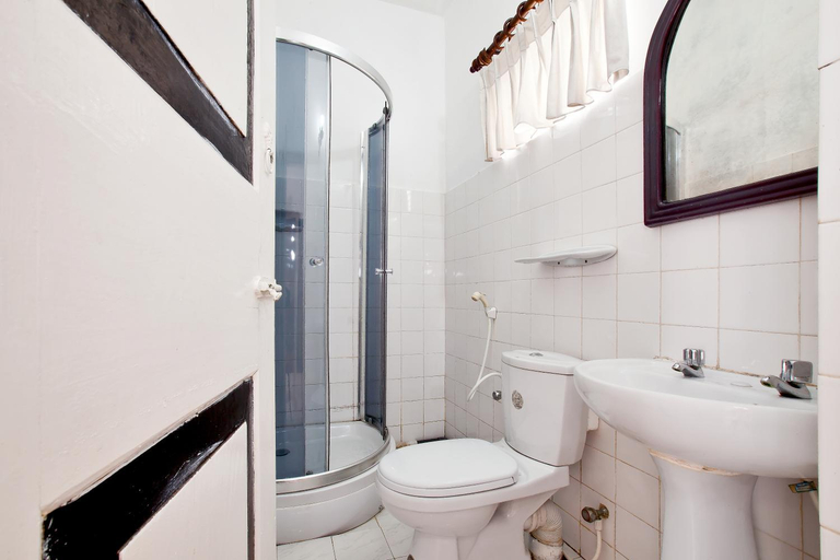 Bathroom 5, Chitra Ayurveda Hotel, Bentota