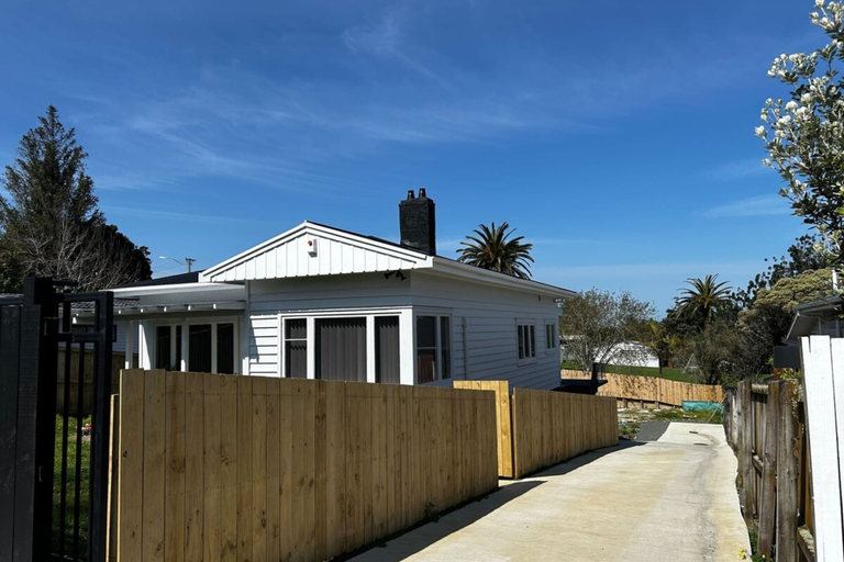 Exterior & Views, Spacious 2BR Home in the Suburbs, Waitakere