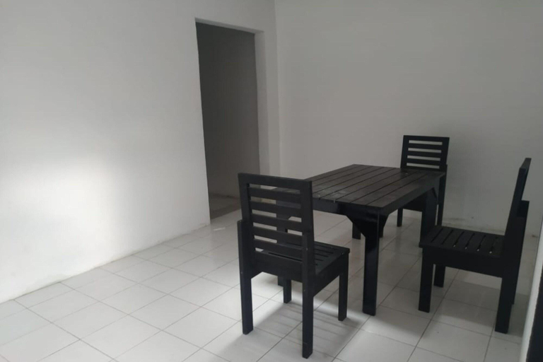 Public Area 2, OYO 90699 Yellow White Guesthouse Palu, Palu