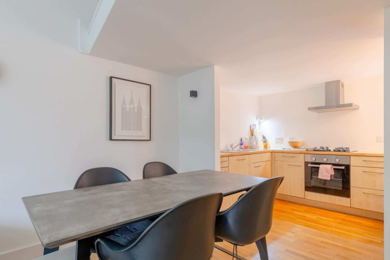 Others 5, Chic 1BD Maisonette W/hot Tub, King's Cross!, London