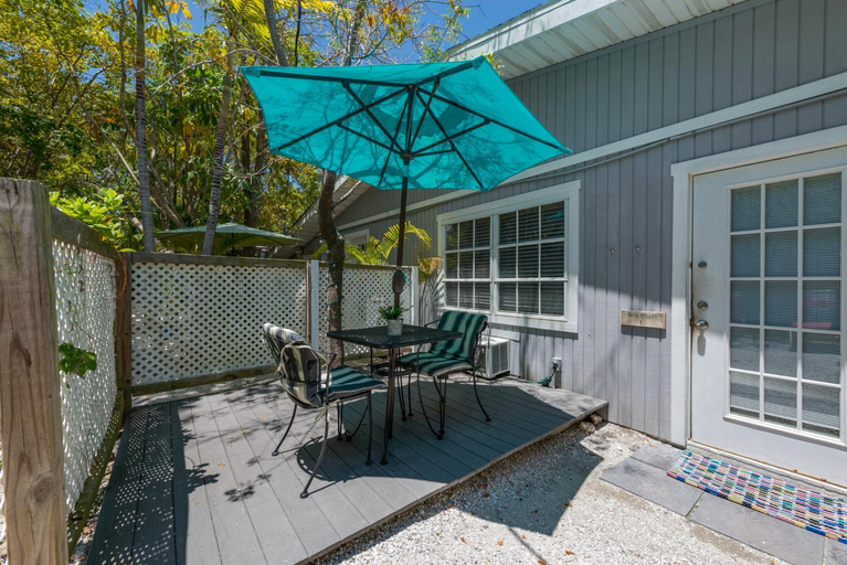 Others 4, Tarpon Tale Inn, Lee