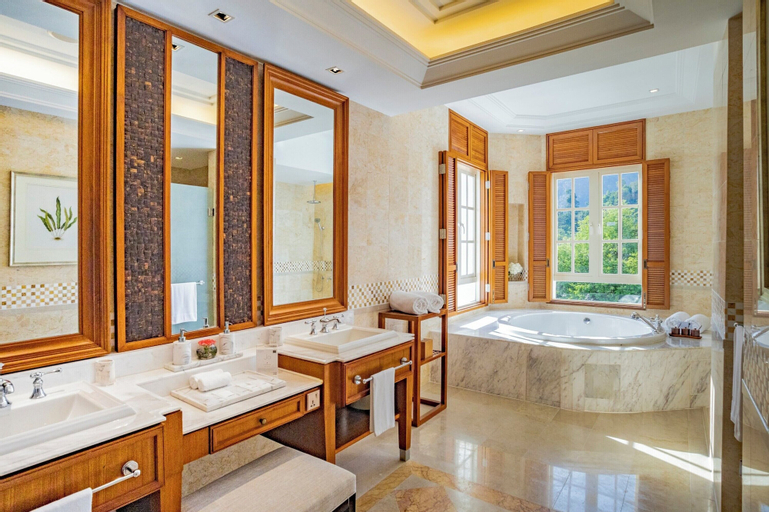 Bathroom 10