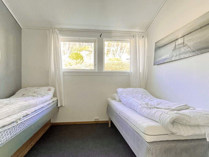 Room 5, 6 Person Holiday Home in Dalsoyra, Gulen