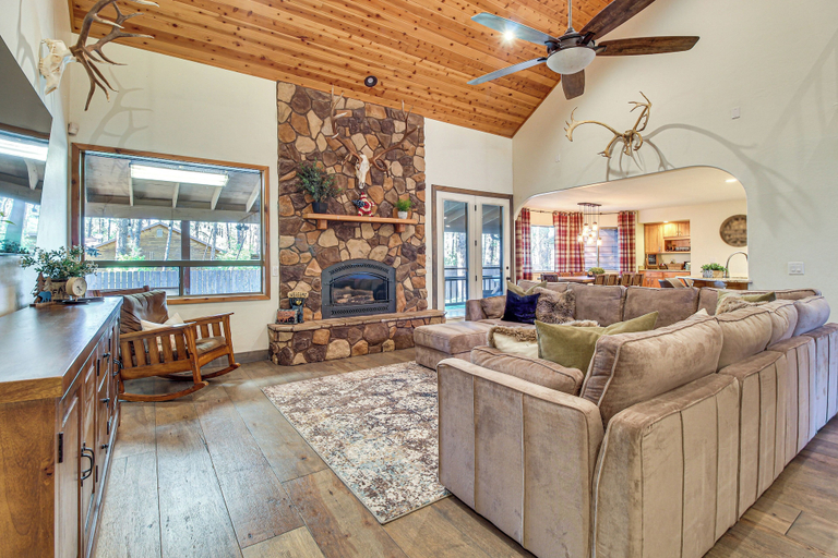 Beautiful Cabin with Deck Near Woodland Lake Park!, Navajo