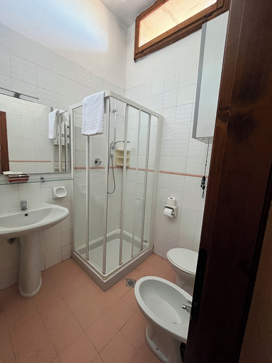 Bathroom 3, Castel Pietraio, Siena