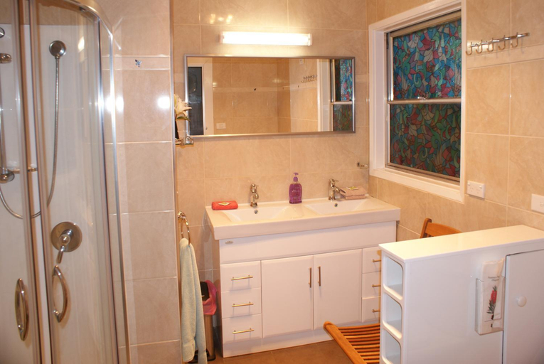 Bathroom 4, AAA Granary Accommodation The Last Resort, Kentish