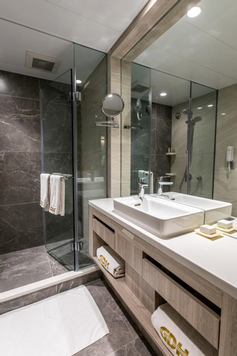 Bathroom 28