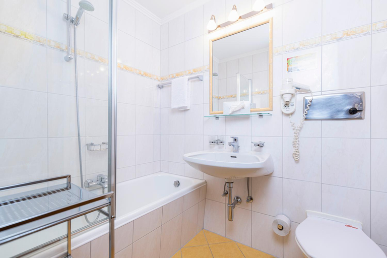 Bathroom 3, Appart & Hotel Garni Villa Knauer, Schwaz
