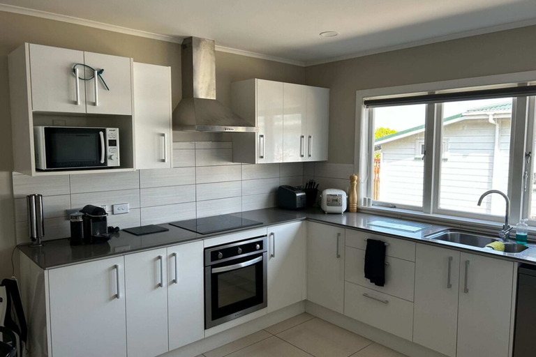 Others 5, Spacious 2BR Home in the Suburbs, Waitakere