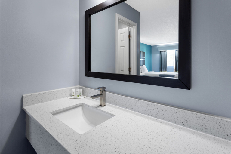Bathroom 4, Baymont by Wyndham Brunswick GA, Glynn