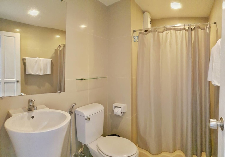 Bathroom 4, Mooks Residence, Pattaya