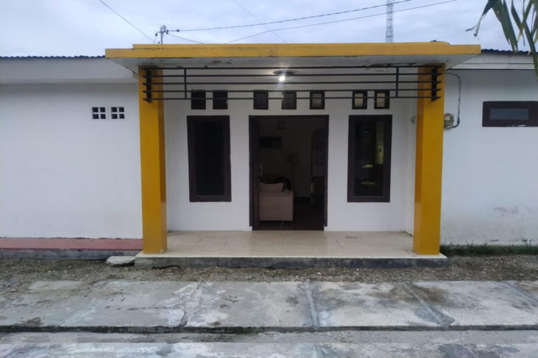 Exterior & Views 1, OYO 90699 Yellow White Guesthouse Palu, Palu