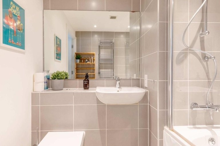 Bathroom 3, Funky 1BD High-rise Flat W/city Views, Angel!, London
