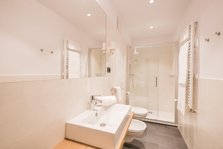 Bathroom 4, Hotel Laurin, Bolzano