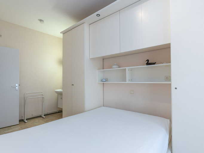 Room 2, Ground Floor Apartment With sea View and Garage, West-Vlaanderen