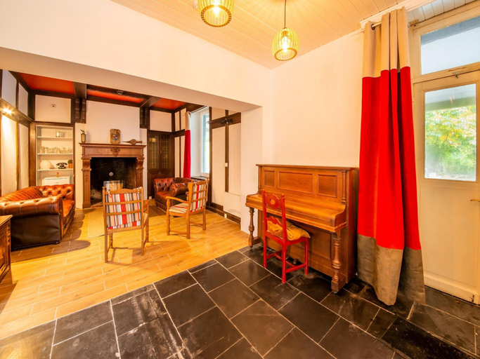 Living room 4, Charming Chalet in Falaen by River & Chateau, Namur