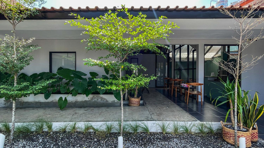 Exterior 1