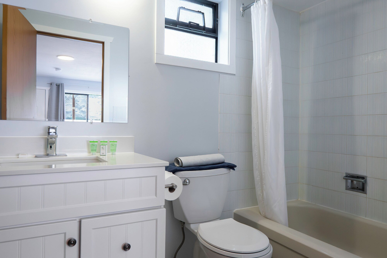 Bathroom 3, Poplars Motel on the lake, Okanagan-Similkameen