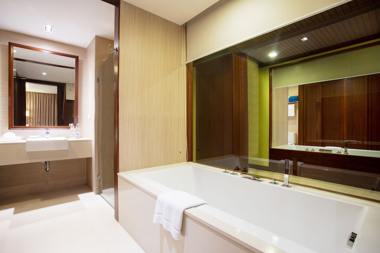 Bathroom 4, Courtyard by Marriot Phuket Patong Beach, Pulau Phuket