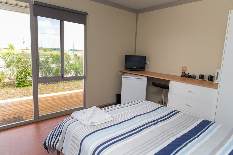 Bedroom 2, Merinda Village Hotel, Bowen