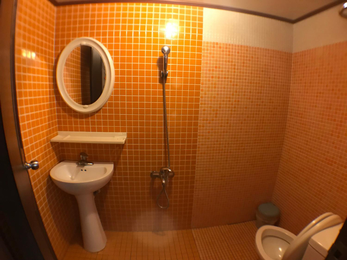 Bathroom 3, DongHe Hostel & Surf Shop, Taitung