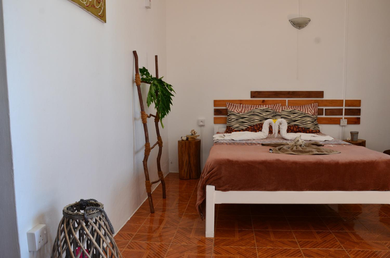 Bedroom 2, Le Pole