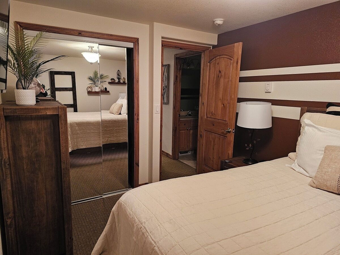 Bedroom 2, Alpenglow One Bedroom One Bath A09, Ouray