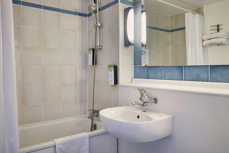 Bathroom 5, Kyriad Direct Strasbourg Ouest - Zénith, Bas-Rhin