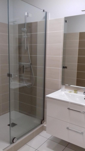 Bathroom 4, Logis Hotel La Cremaillere, Puy-de-Dôme