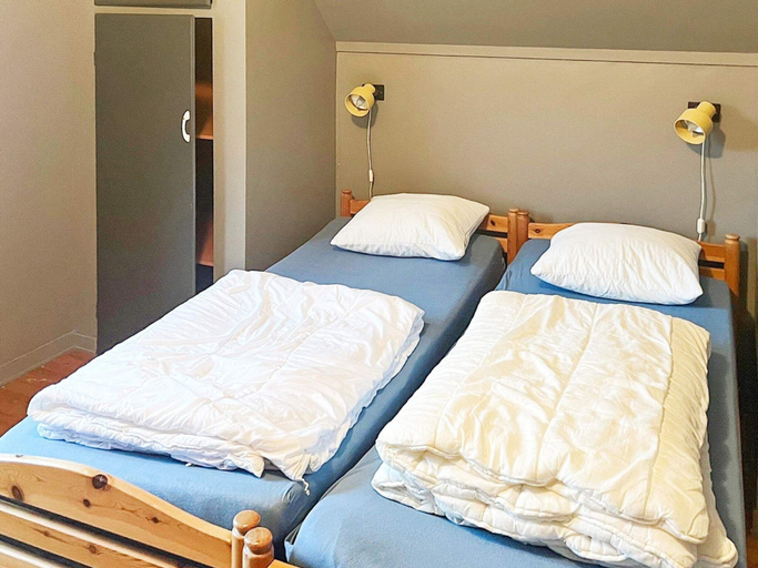 Room 4, 8 Person Holiday Home in Flatraket, Selje