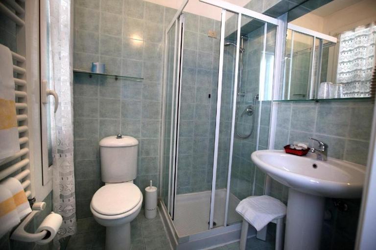 Bathroom 5, Hotel Morandi, Imperia