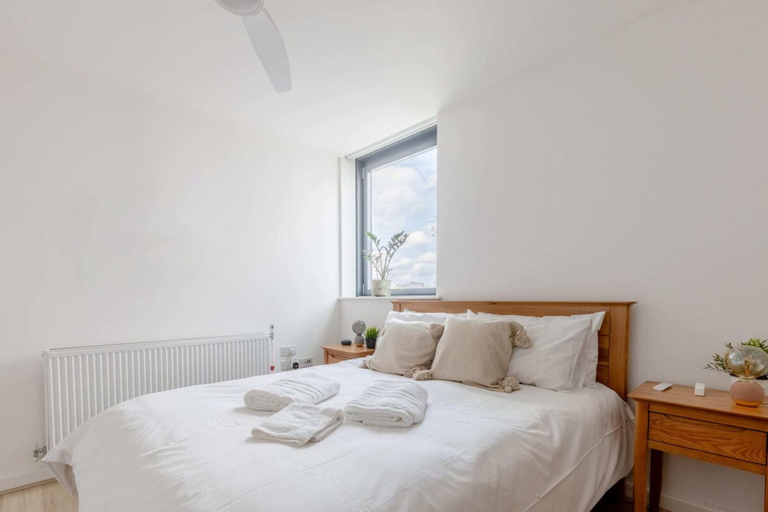 Bedroom 2, Funky 1BD High-rise Flat W/city Views, Angel!, London
