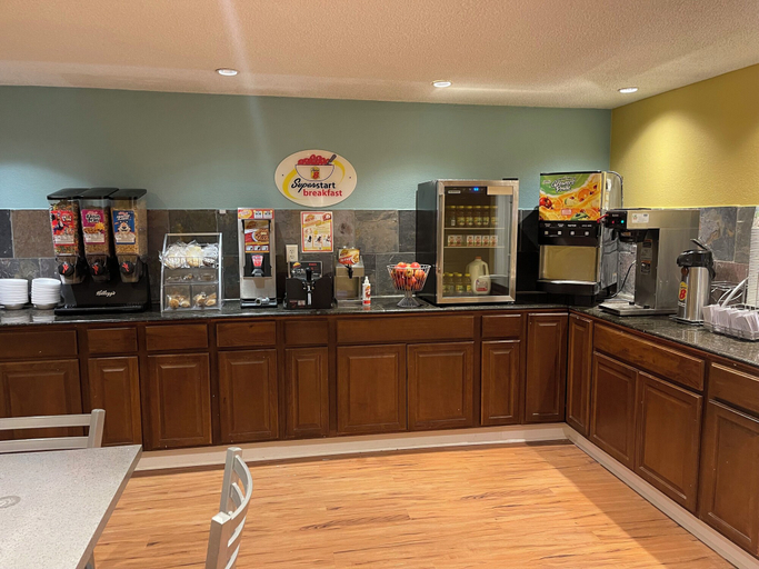 Food & Drinks, Super 8 by Wyndham Monroe, Union