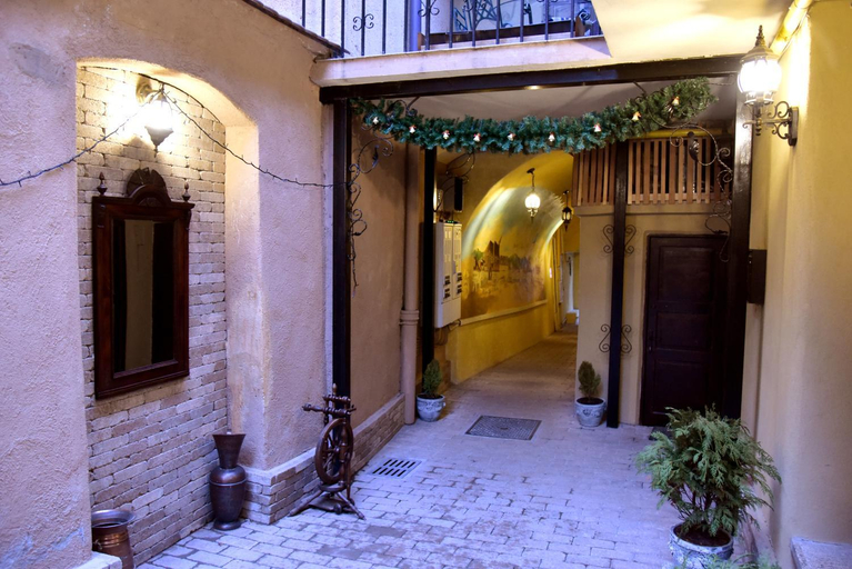 Others 5, Casa Antiqua, Brasov