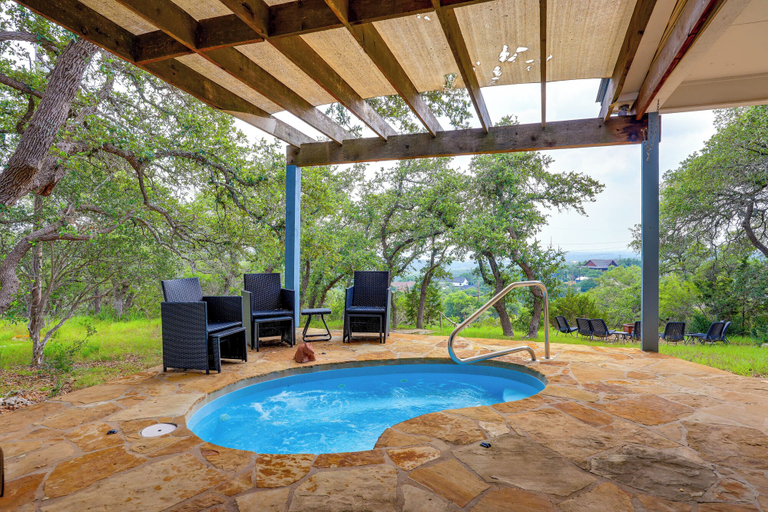 Sport & Beauty 1, Modern Fischer House w/ Deck, Fire Pit & Hot Tub!, Comal