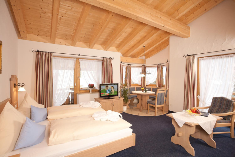 Bedroom 3, Hotel Landhaus Feldmeier ***S, Garmisch-Partenkirchen
