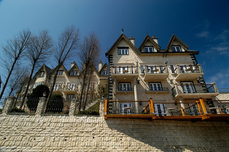 Exterior & Views