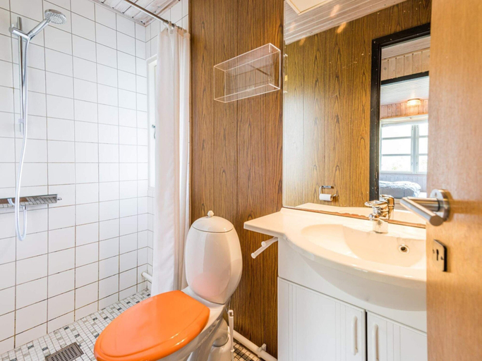 Bathroom 4, 6 Person Holiday Home in Henne, Varde
