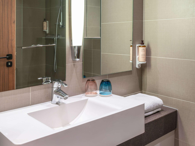 Bathroom 4, Hotel Mercure Caen Côte de Nacre, Calvados