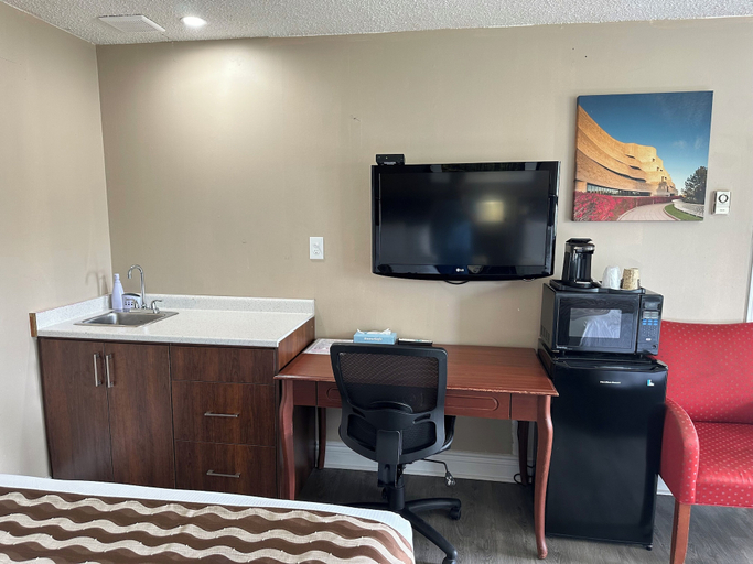 Others 4, Champlain Motor Inn, Renfrew