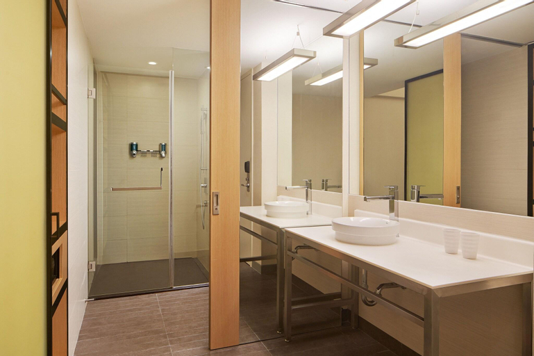 Bathroom 16
