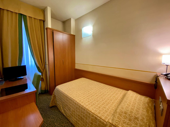 Bedroom 4, Hotel Kristall, Milano