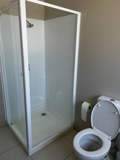 Bathroom, Spacious 2BR Home in the Suburbs, Waitakere