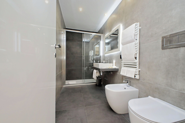 Bathroom 3, Domus Aurea Luxury Suites, Rome