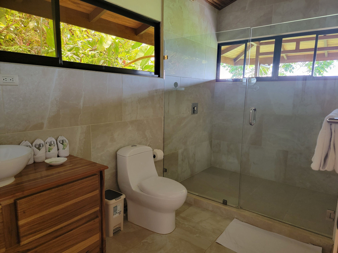 Bathroom 4, Drake Bay Greenleaf, Osa
