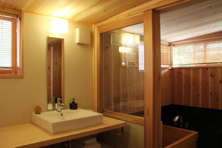 Bathroom 3, Chiiori, Miyoshi