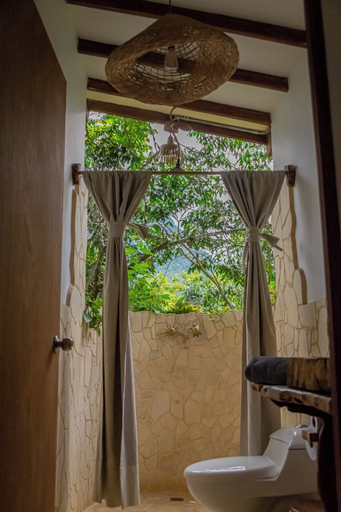 Bathroom 4, Cerro Tusa Springs, Venecia